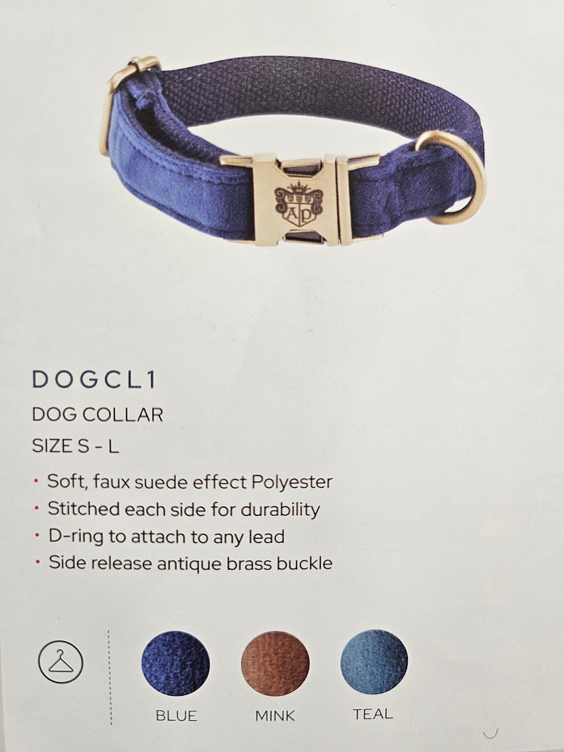 Blød polyester i imiteret ruskindseffekt Syet i hver side for holdbarhed D-ring til at fastgøre enhver hundesnor Sideudløsende antikt messingspænde 3 størrelser: S: længde maks 34,5 cm, bredde: 1,5 cm M: længde maks 51,5 cm, bredde: 2 cm L: længde maks 67 cm, bredde: 2,5 cm ALAN PAINE - hundehalsbånd - Lysebrun