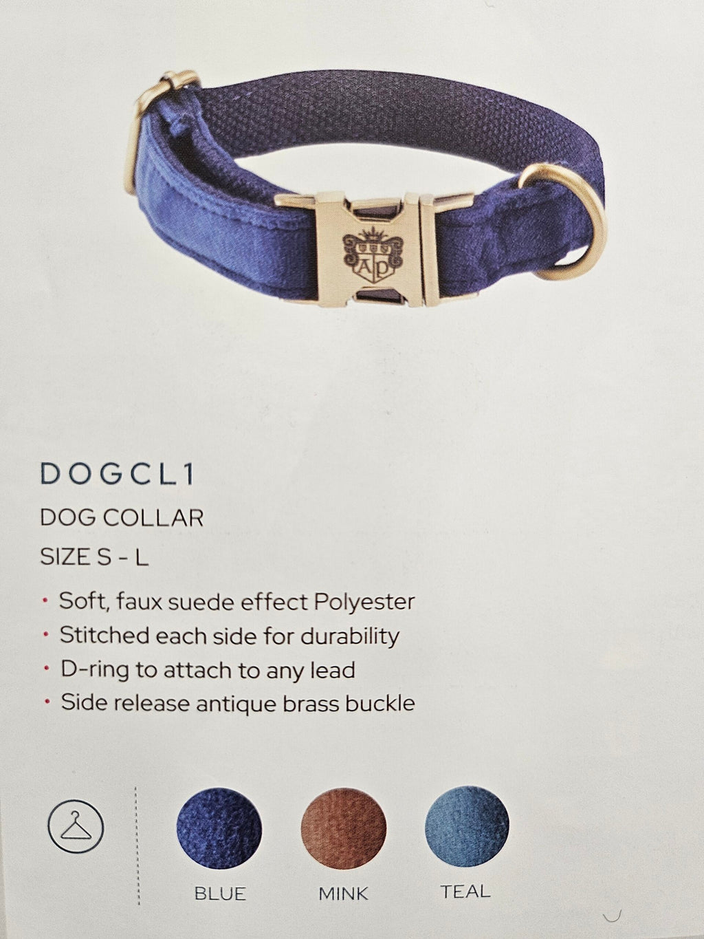Blød polyester i imiteret ruskindseffekt Syet i hver side for holdbarhed D-ring til at fastgøre enhver hundesnor Sideudløsende antikt messingspænde 3 størrelser: S: længde maks 34,5 cm, bredde: 1,5 cm M: længde maks 51,5 cm, bredde: 2 cm L: længde maks 67 cm, bredde: 2,5 cm ALAN PAINE - hundehalsbånd - Lysebrun