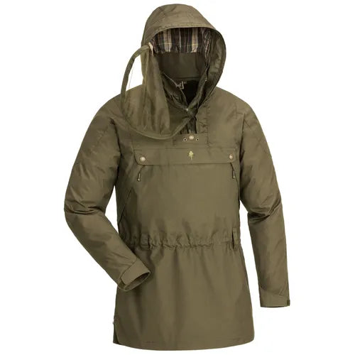 Praktisk, støjsvag og vandafvisende anorak i et stilfuldt design, vokset finish og flere lommer. Hætten er udstyret med et aftageligt myggenet og kan nemt justeres for en perfekt pasform. Taljen kan justeres til den ønskede pasform. Siderne af anorakken har lynlåse, der nemt kan åbnes i varmere vejr for at frigive overskydende varme og skabe mere ventilation. Tikaani TC-Stretch ANORAK