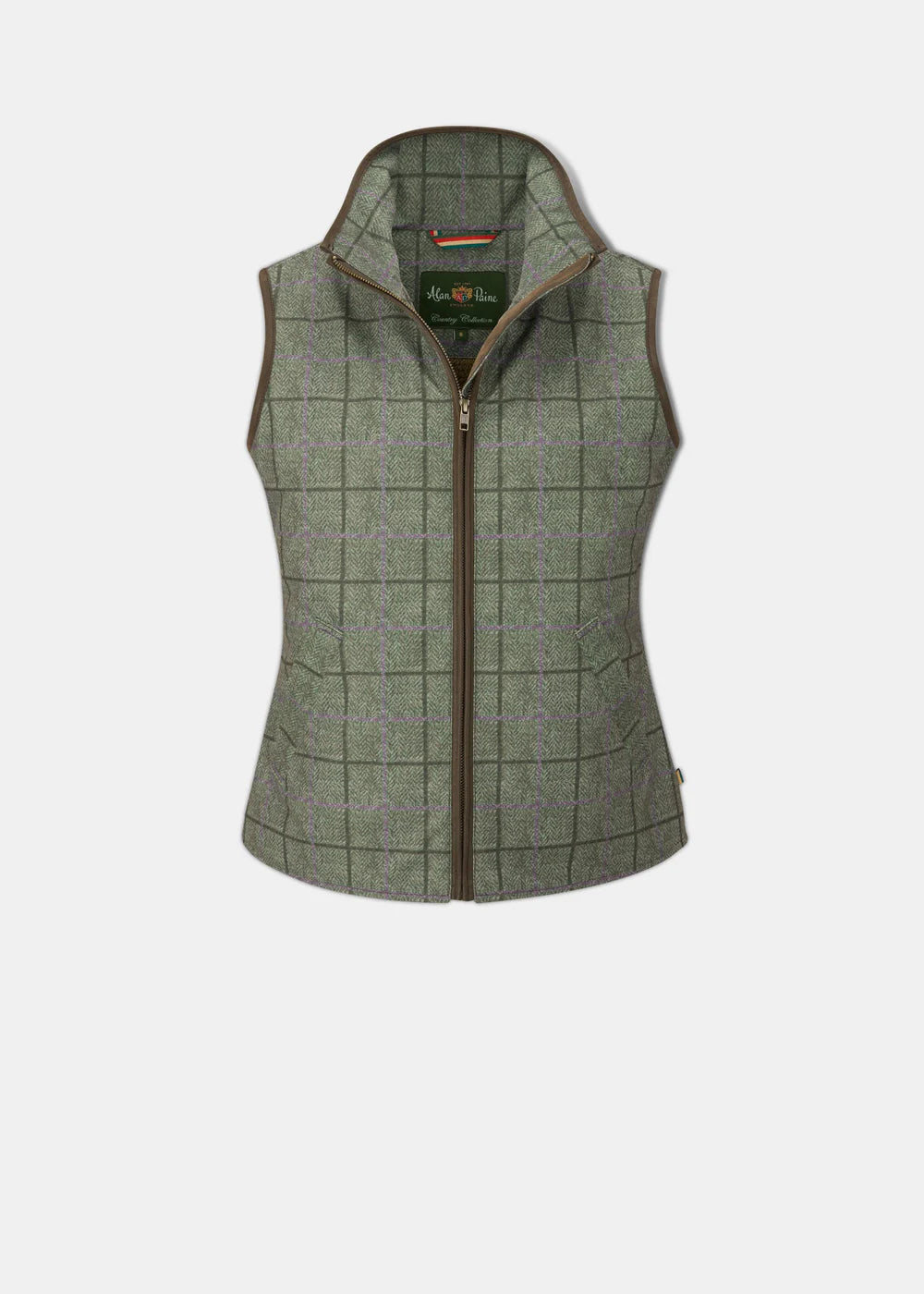ALAN PAINE - LADIES DIDSMERE TECHNICAL TWEED VEST Denne stilfulde Didsmere damevest er en fantastisk måde at holde sig varm på, mens den stadig ser skarp ud. Skåret af slidstærkt, 100 % polyesterstof og trimmet med en imiteret læderbinding, giver den en normal pasform for komfort.  100% polyester Foret med en lang luv, luksuriøst imiteret pelsfor Welt brystlommer med mikrofleecefor Sikker intern lomme letvægts temperaturregulerende fyld To lynlåssikrede håndvarmerlommer Maskinvaskbar