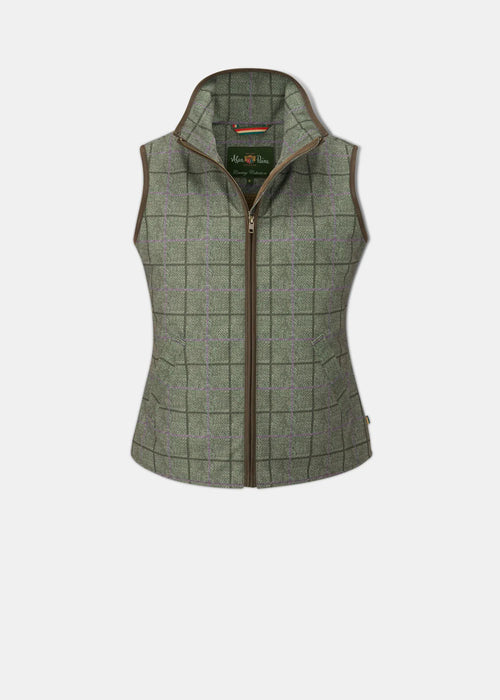 ALAN PAINE - LADIES DIDSMERE TECHNICAL TWEED VEST Denne stilfulde Didsmere damevest er en fantastisk måde at holde sig varm på, mens den stadig ser skarp ud. Skåret af slidstærkt, 100 % polyesterstof og trimmet med en imiteret læderbinding, giver den en normal pasform for komfort.  100% polyester Foret med en lang luv, luksuriøst imiteret pelsfor Welt brystlommer med mikrofleecefor Sikker intern lomme letvægts temperaturregulerende fyld To lynlåssikrede håndvarmerlommer Maskinvaskbar