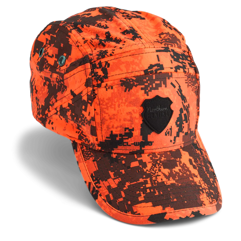 Asle er fremstillet i det licenserede TECL-WOOD™ Optima 2 camouflagemønster, der reducerer synligheden overfor vildtet. Designet følger 5-panel-princippet. Desuden er den vandtæt med membran, åndbar og uden tapede syninger. Lavet med 5 paneler for komfortabelt fit Justerbar i nakken Vandtæt 100% Polyester med PU-belægning NORTHERN HUNTING - ASLE Blaze cap