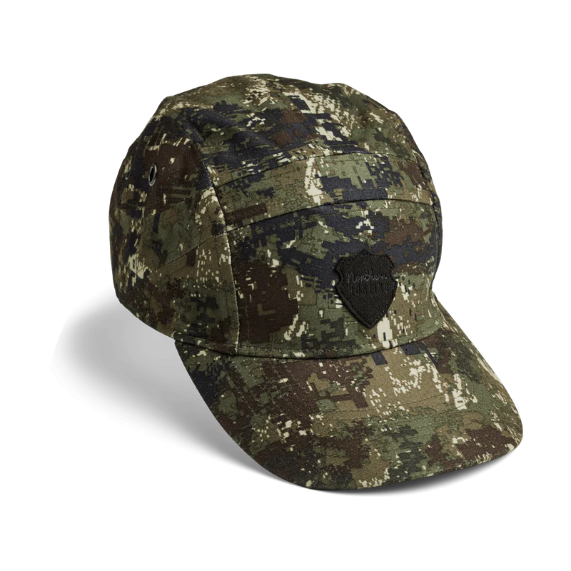 Asle er fremstillet i det licenserede TECL-WOOD™ Optima 2 camouflagemønster, der reducerer synligheden overfor vildtet. Designet følger 5-panel-princippet. Desuden er den vandtæt med membran, åndbar og uden tapede syninger. Lavet med 5 paneler for komfortabelt fit Justerbar i nakken Vandtæt 100% Polyester med PU-belægning NORTHERN HUNTING - ASLE Opt2 cap