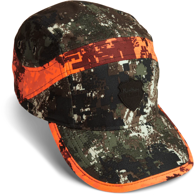Asle er fremstillet i det licenserede TECL-WOOD™ Optima 2 camouflagemønster, der reducerer synligheden overfor vildtet. Designet følger 5-panel-princippet. Desuden er den vandtæt med membran, åndbar og uden tapede syninger. Lavet med 5 paneler for komfortabelt fit Justerbar i nakken Vandtæt 100% Polyester med PU-belægning NORTHERN HUNTING - ASLE Opt2/blaze cap