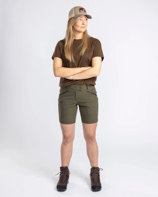 Blød og lækker T-shirt i skønne naturfarver til damer, fås i 3-pak. Fremstillet i 100 % bomuld med en klassisk pasform med rund hals. Lækker basisbeklædning at have på under en trøje, fleece eller jakke. • 100 % bomuld • Rund hals • 3-pak Materiale: 100 % bomuld Vægt: 380 g (størrelse M) Aktivitet: Active Lifestyle, Hiking, Outdoor, Friluftsliv, Allround, Jagt PINEWOOD - 3-pak t-shirt med farverne grøn_brun_khaki