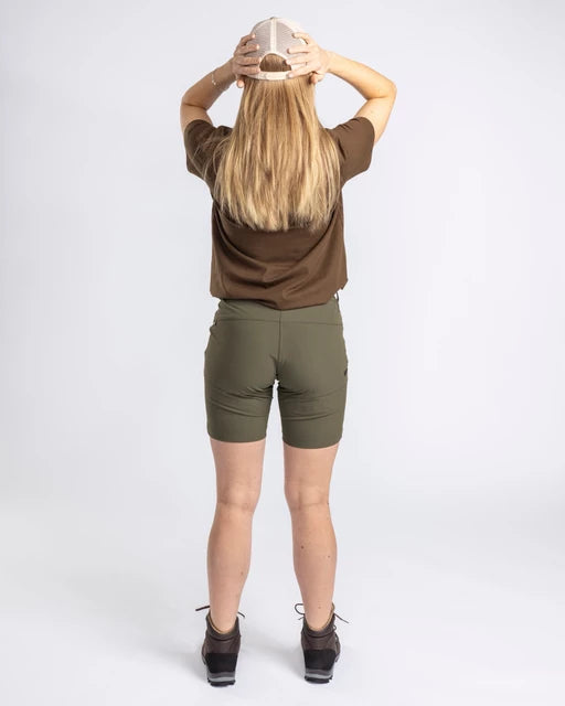 Blød og lækker T-shirt i skønne naturfarver til damer, fås i 3-pak. Fremstillet i 100 % bomuld med en klassisk pasform med rund hals. Lækker basisbeklædning at have på under en trøje, fleece eller jakke. • 100 % bomuld • Rund hals • 3-pak Materiale: 100 % bomuld Vægt: 380 g (størrelse M) Aktivitet: Active Lifestyle, Hiking, Outdoor, Friluftsliv, Allround, Jagt PINEWOOD - 3-pak t-shirt med farverne grøn_brun_khaki