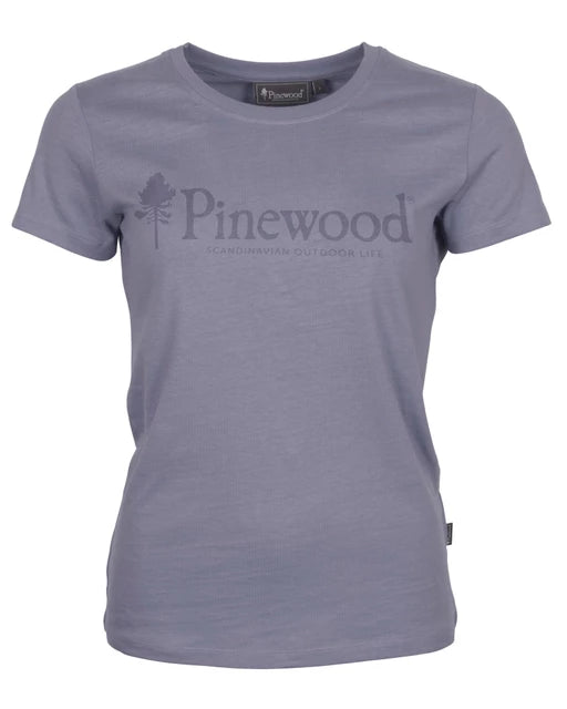 Behagelig t-shirt i blød bomuld med Pinewood logo på brystet. Rund halsudskæring. Feminint snit. Denne t-shirt er lavet i henhold til Øko-Tex standarder. Materiale: 100% bomuld. PINEWOOD - Outdoor Life T-shirt_lys lilla