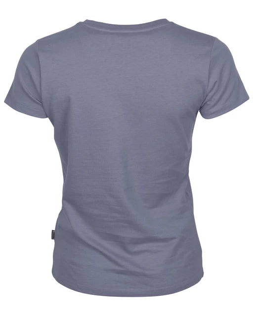 Behagelig t-shirt i blød bomuld med Pinewood logo på brystet. Rund halsudskæring. Feminint snit. Denne t-shirt er lavet i henhold til Øko-Tex standarder. Materiale: 100% bomuld. PINEWOOD - Outdoor Life T-shirt_lys lilla