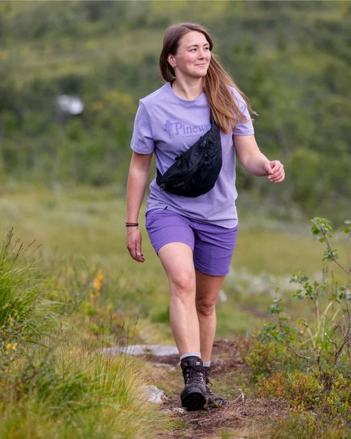 Behagelig t-shirt i blød bomuld med Pinewood logo på brystet. Rund halsudskæring. Feminint snit. Denne t-shirt er lavet i henhold til Øko-Tex standarder. Materiale: 100% bomuld. PINEWOOD - Outdoor Life T-shirt_lys lilla