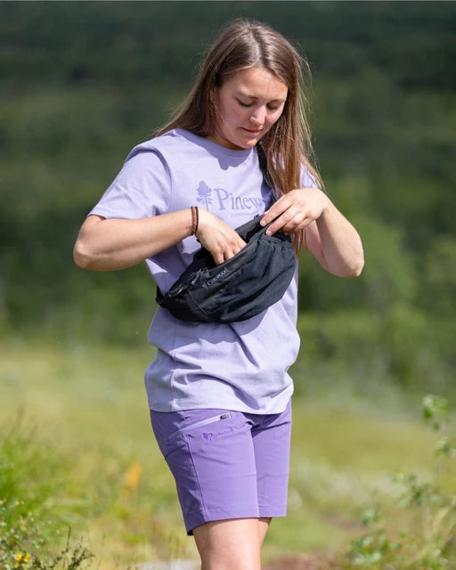 Behagelig t-shirt i blød bomuld med Pinewood logo på brystet. Rund halsudskæring. Feminint snit. Denne t-shirt er lavet i henhold til Øko-Tex standarder. Materiale: 100% bomuld. PINEWOOD - Outdoor Life T-shirt_lys lilla